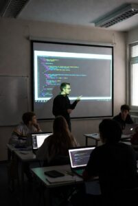 Idea 227. Free. El negocio millonario de enseñar a programar a críos (30K padres pagando)