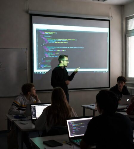 Idea 227. Free. El negocio millonario de enseñar a programar a críos (30K padres pagando)